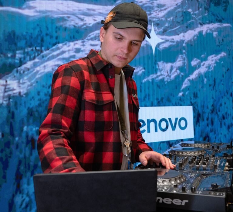 Lenovo e Klaus, dj set con Yoga Tab 13
