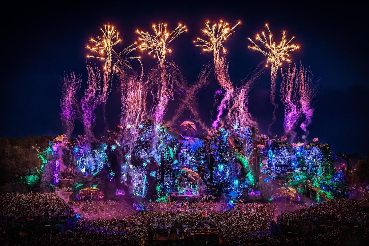 Sisters Cap e One Year (Tomorrowland)